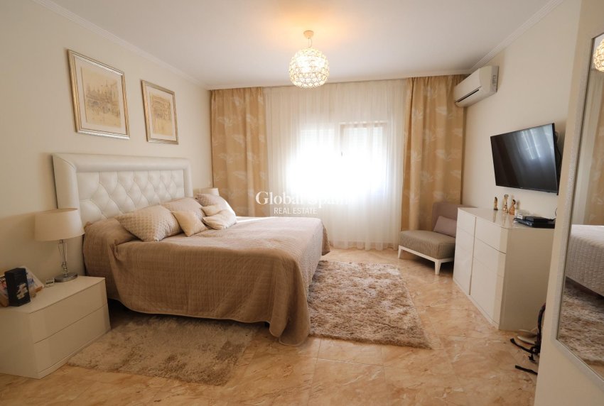Odsprzedaż - WILLA  -
TORREVIEJA - 