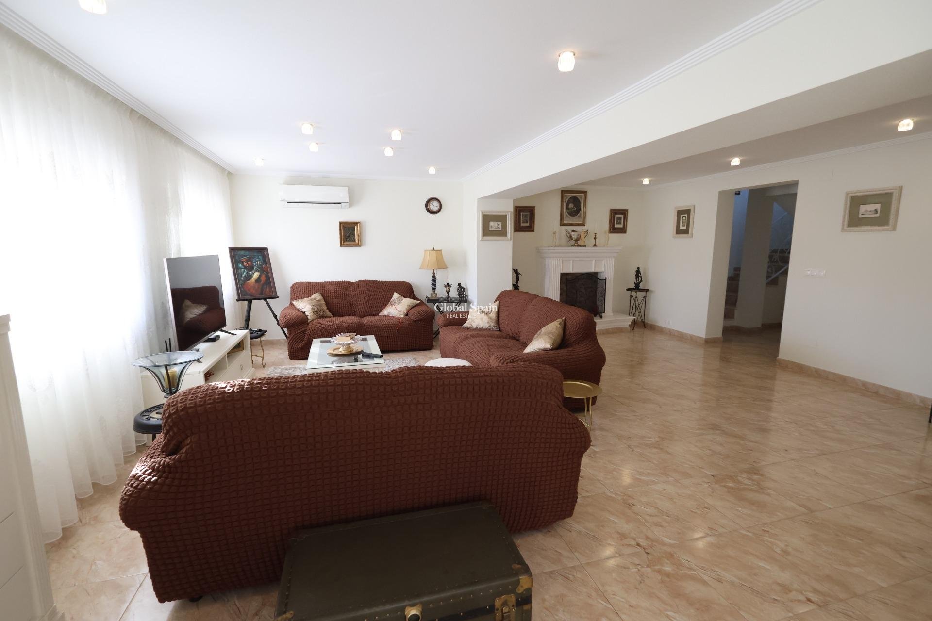 Odsprzedaż - WILLA  -
TORREVIEJA - 