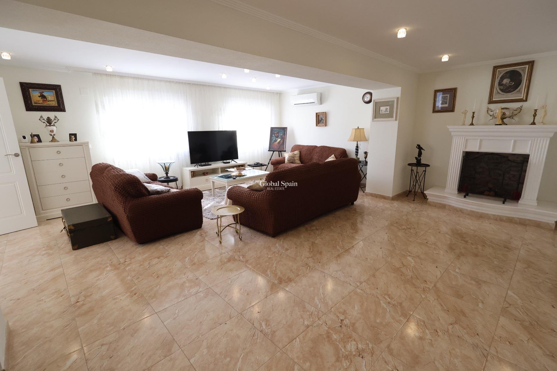 Odsprzedaż - WILLA  -
TORREVIEJA - 