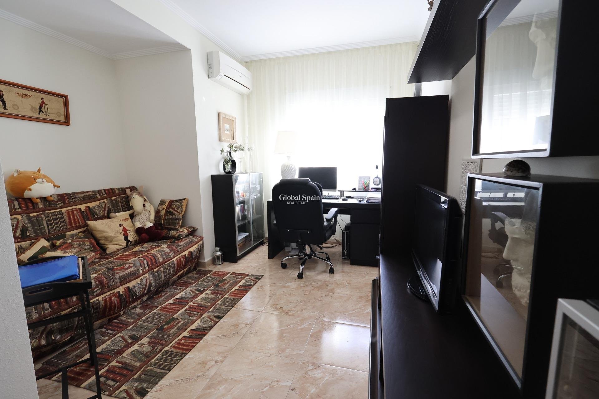 Odsprzedaż - WILLA  -
TORREVIEJA - 