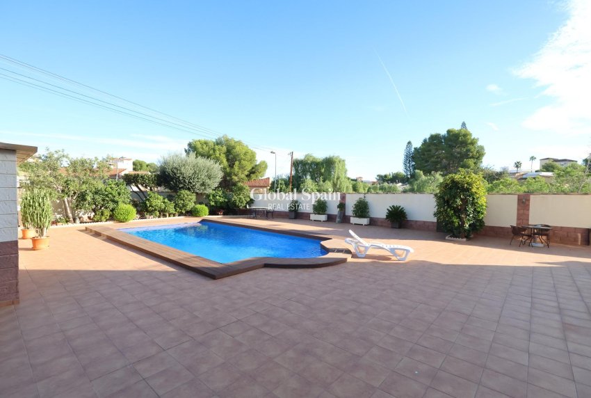 Odsprzedaż - WILLA  -
TORREVIEJA - 