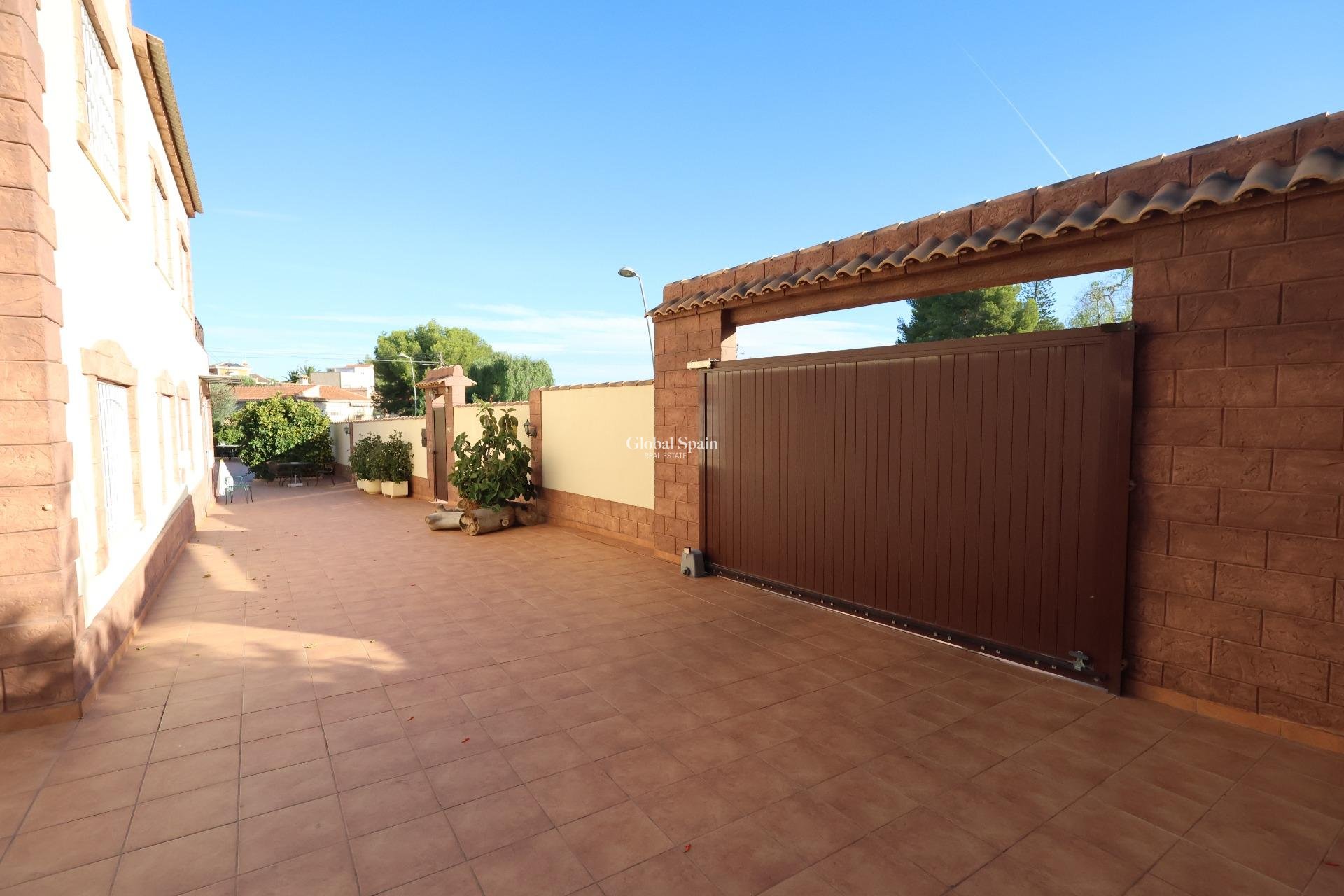 Odsprzedaż - WILLA  -
TORREVIEJA - 