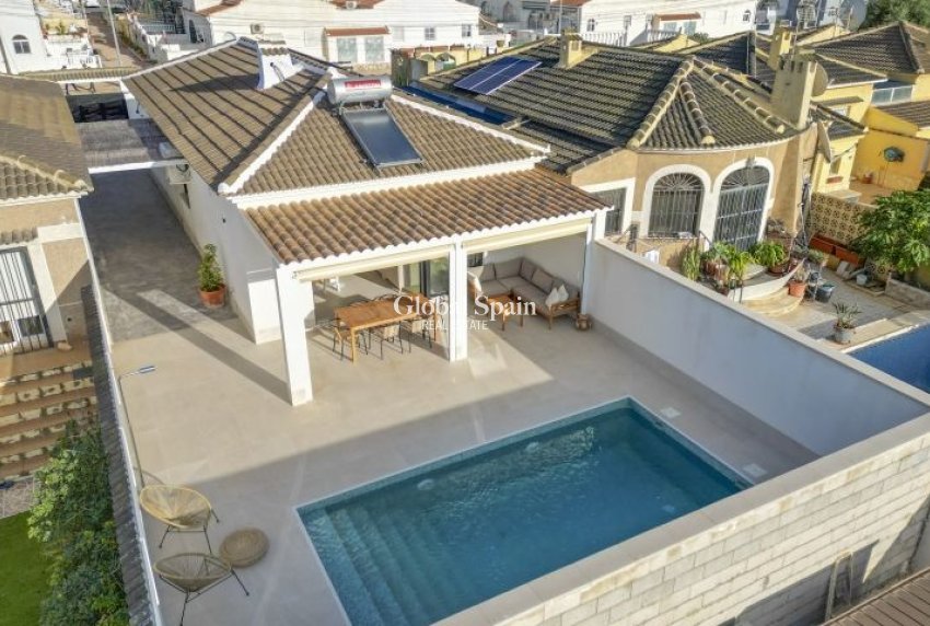 Odsprzedaż - WILLA  -
TORREVIEJA - 