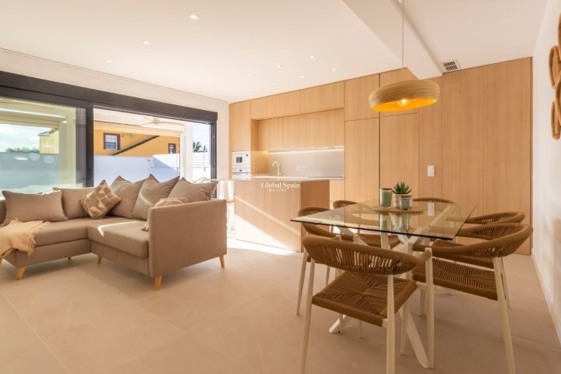 Odsprzedaż - WILLA  -
TORREVIEJA - 