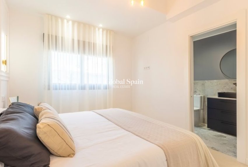Odsprzedaż - WILLA  -
TORREVIEJA - 