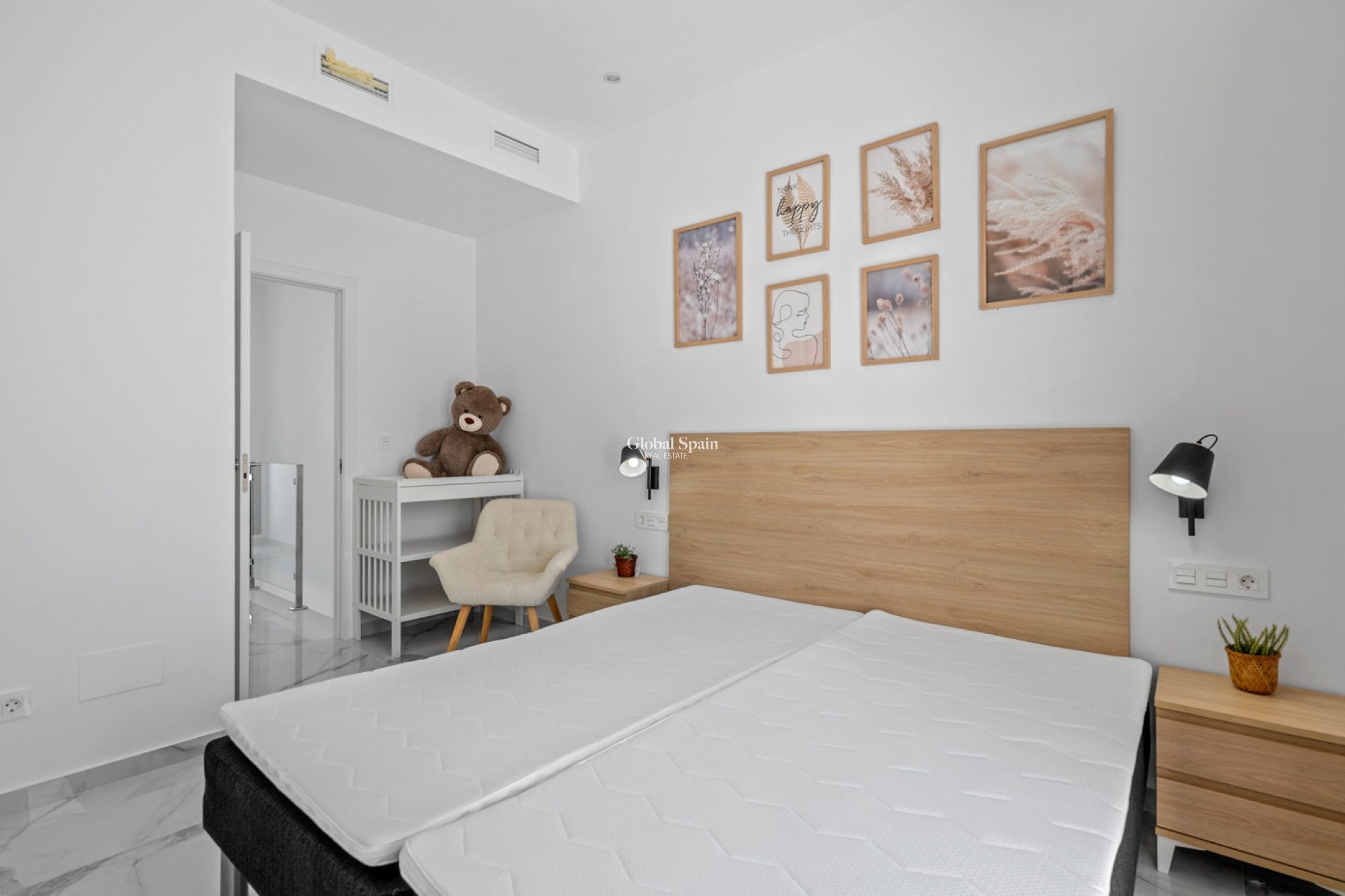 Odsprzedaż - WILLA  -
TORREVIEJA - 