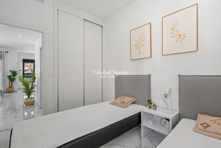 Odsprzedaż - WILLA  -
TORREVIEJA - 