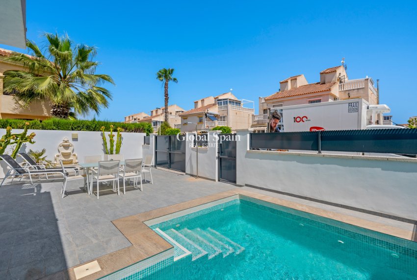 Odsprzedaż - WILLA  -
TORREVIEJA - 