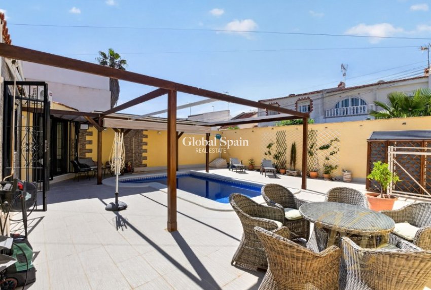 Odsprzedaż - WILLA  -
TORREVIEJA - 