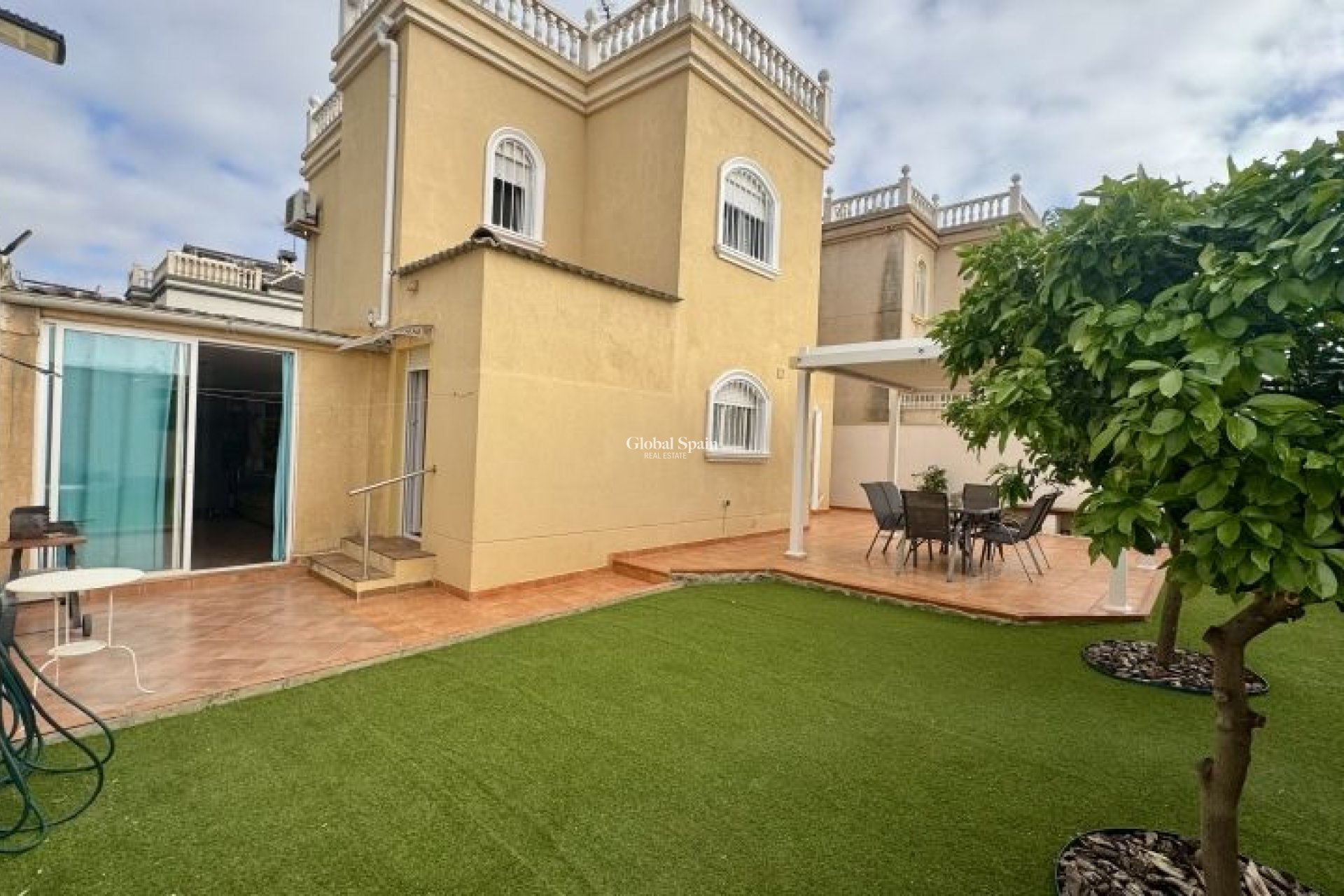 Odsprzedaż - WILLA  -
TORREVIEJA - 