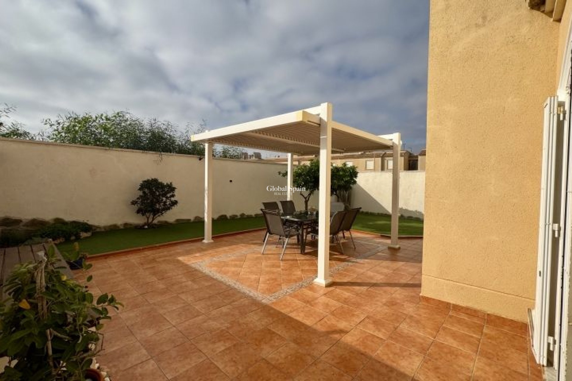 Odsprzedaż - WILLA  -
TORREVIEJA - 