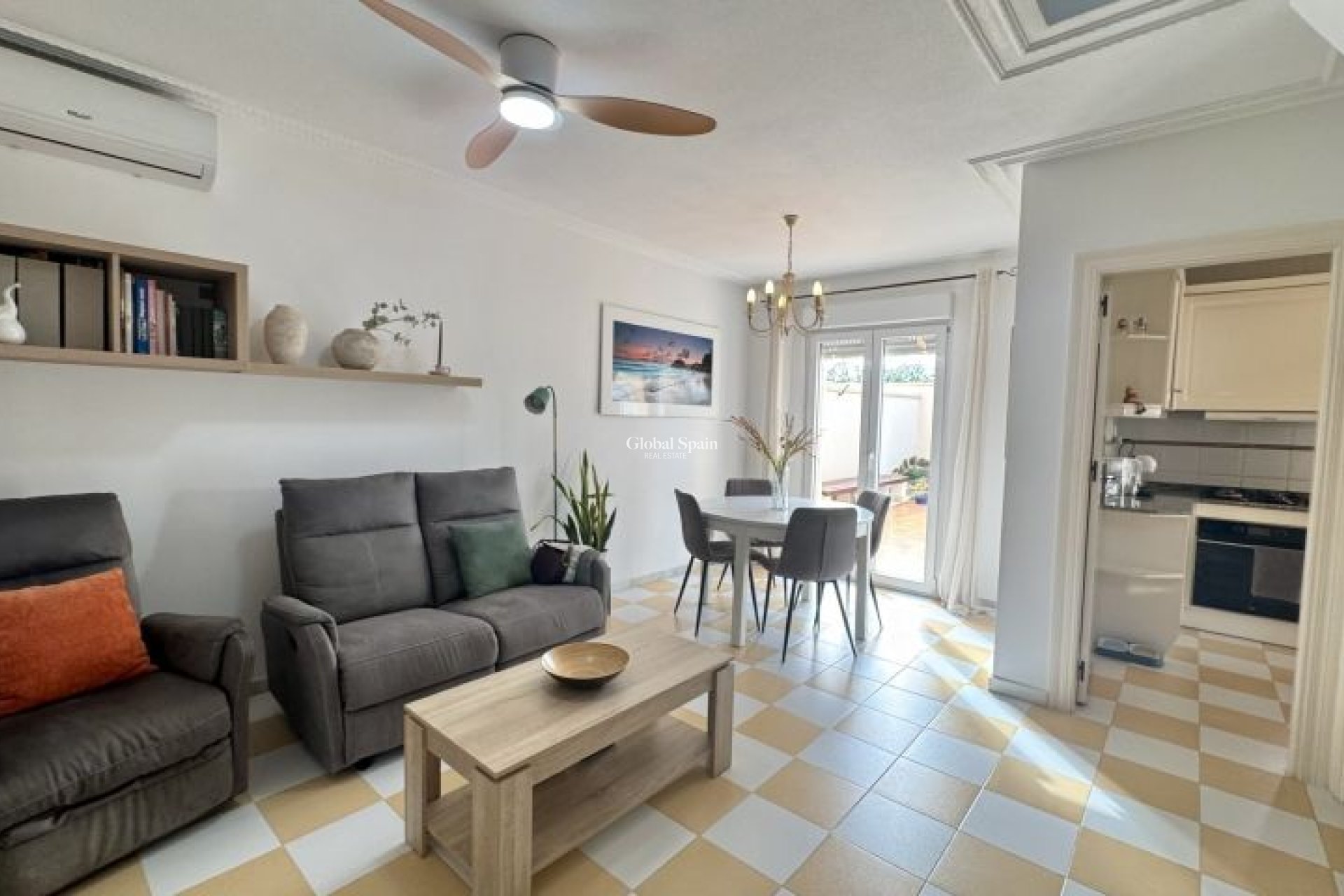 Odsprzedaż - WILLA  -
TORREVIEJA - 