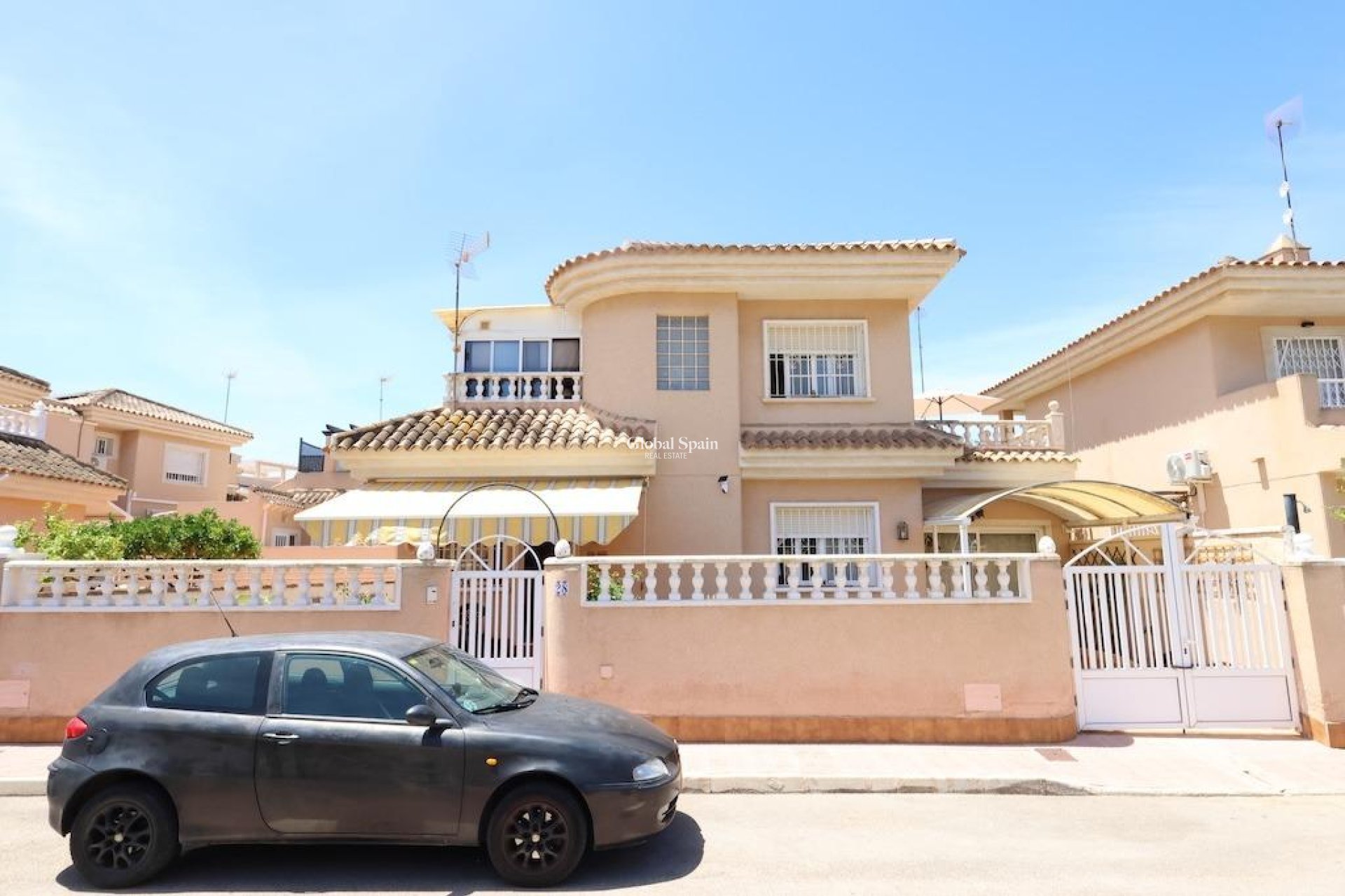 Odsprzedaż - WILLA  -
TORREVIEJA - 