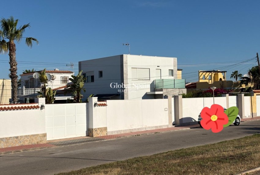 Odsprzedaż - WILLA  -
TORREVIEJA - 