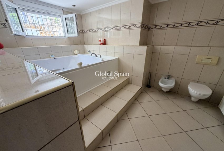 Odsprzedaż - WILLA  -
TORREVIEJA - 