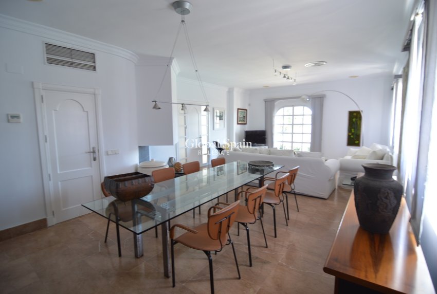 Odsprzedaż - WILLA  -
TORREVIEJA - 