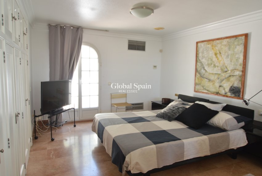 Odsprzedaż - WILLA  -
TORREVIEJA - 