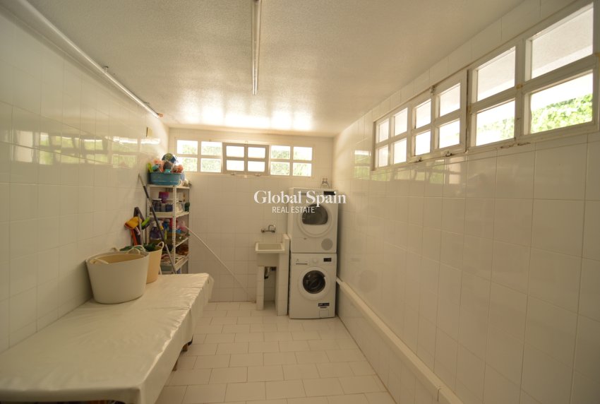 Odsprzedaż - WILLA  -
TORREVIEJA - 