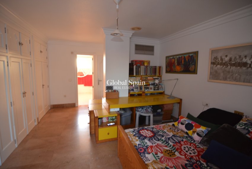 Odsprzedaż - WILLA  -
TORREVIEJA - 