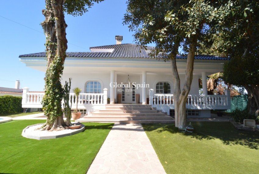 Odsprzedaż - WILLA  -
TORREVIEJA - 