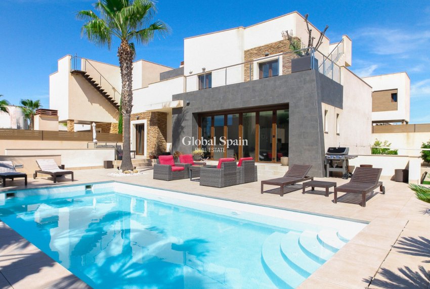 Odsprzedaż - WILLA  -
TORREVIEJA - 