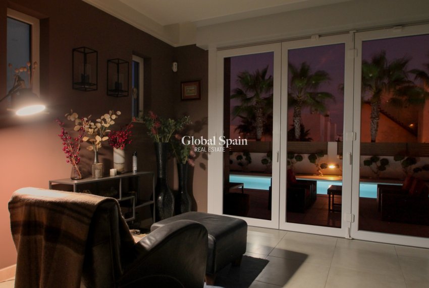 Odsprzedaż - WILLA  -
TORREVIEJA - 