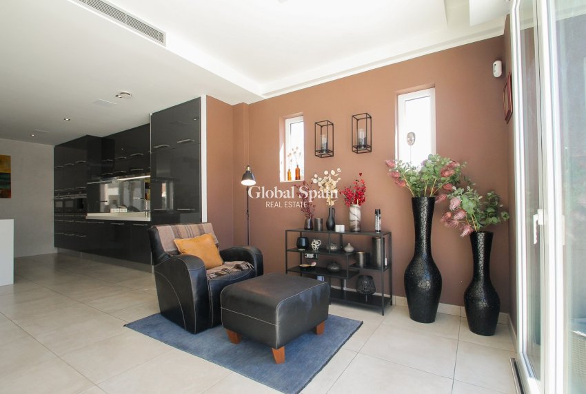 Odsprzedaż - WILLA  -
TORREVIEJA - 