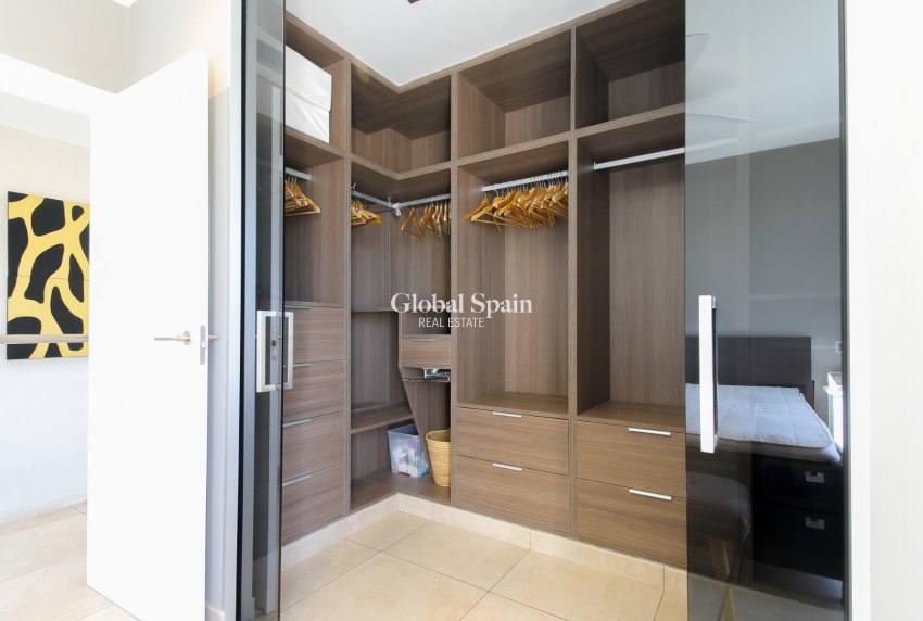Odsprzedaż - WILLA  -
TORREVIEJA - 
