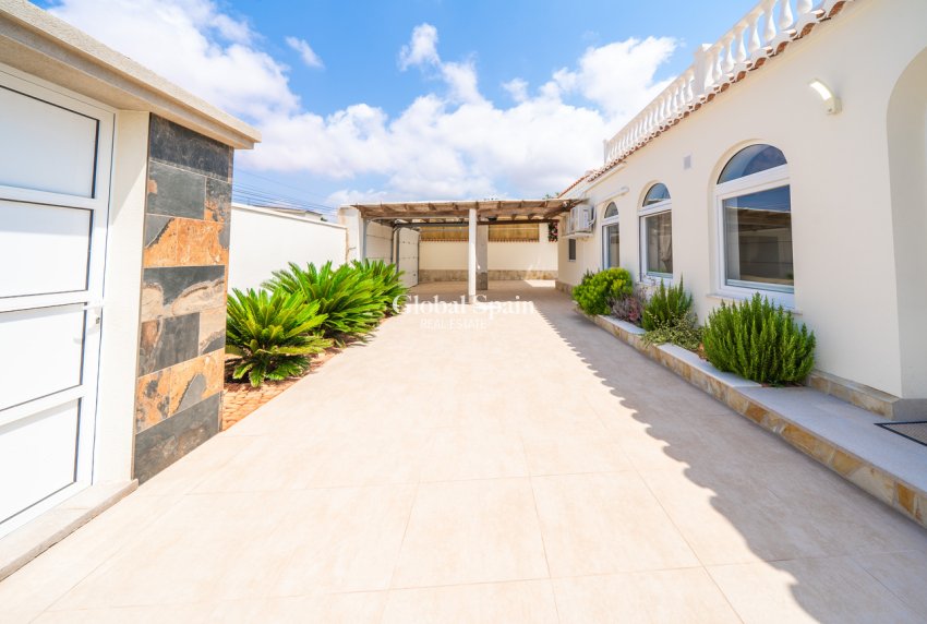Odsprzedaż - WILLA  -
TORREVIEJA - 