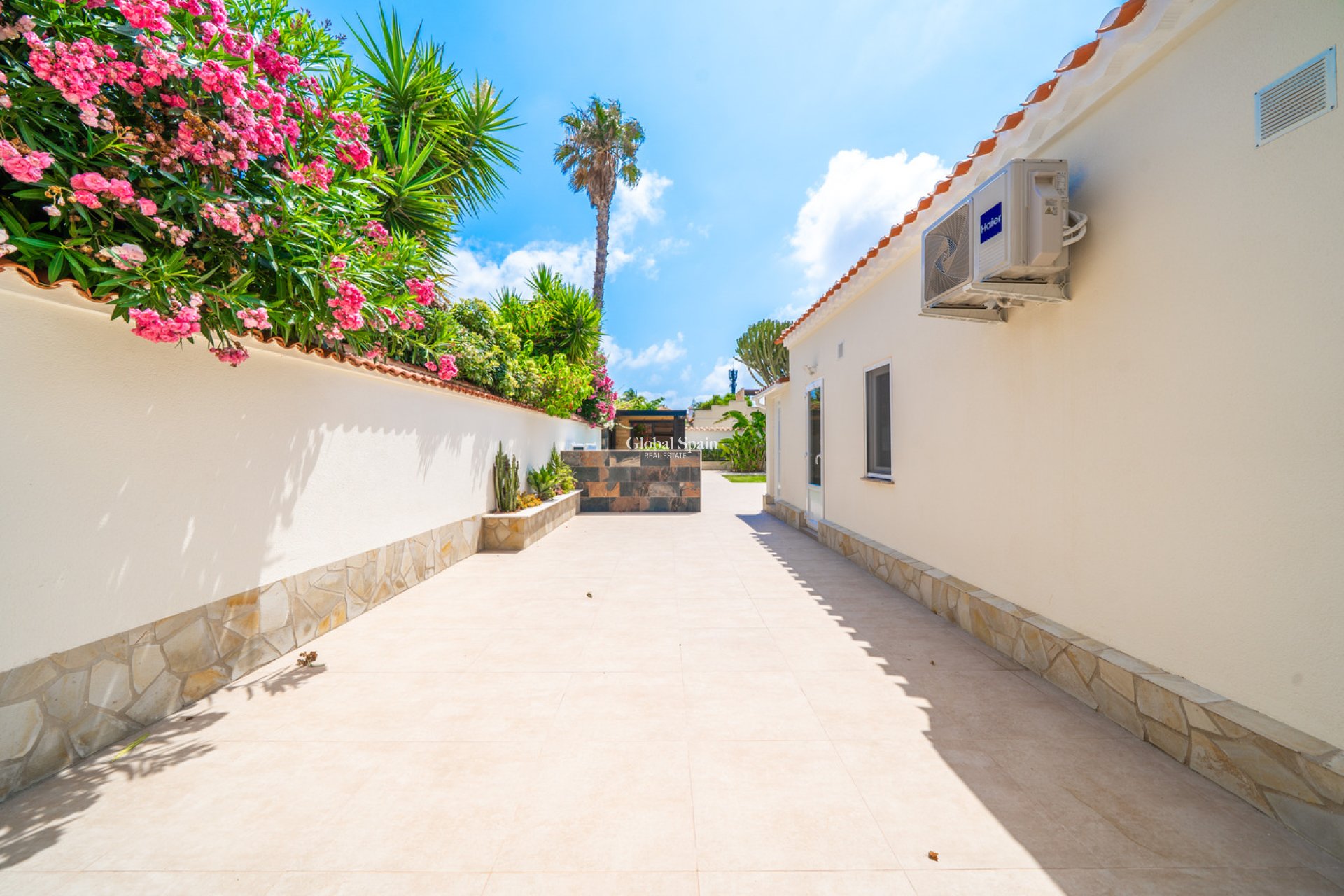Odsprzedaż - WILLA  -
TORREVIEJA - 