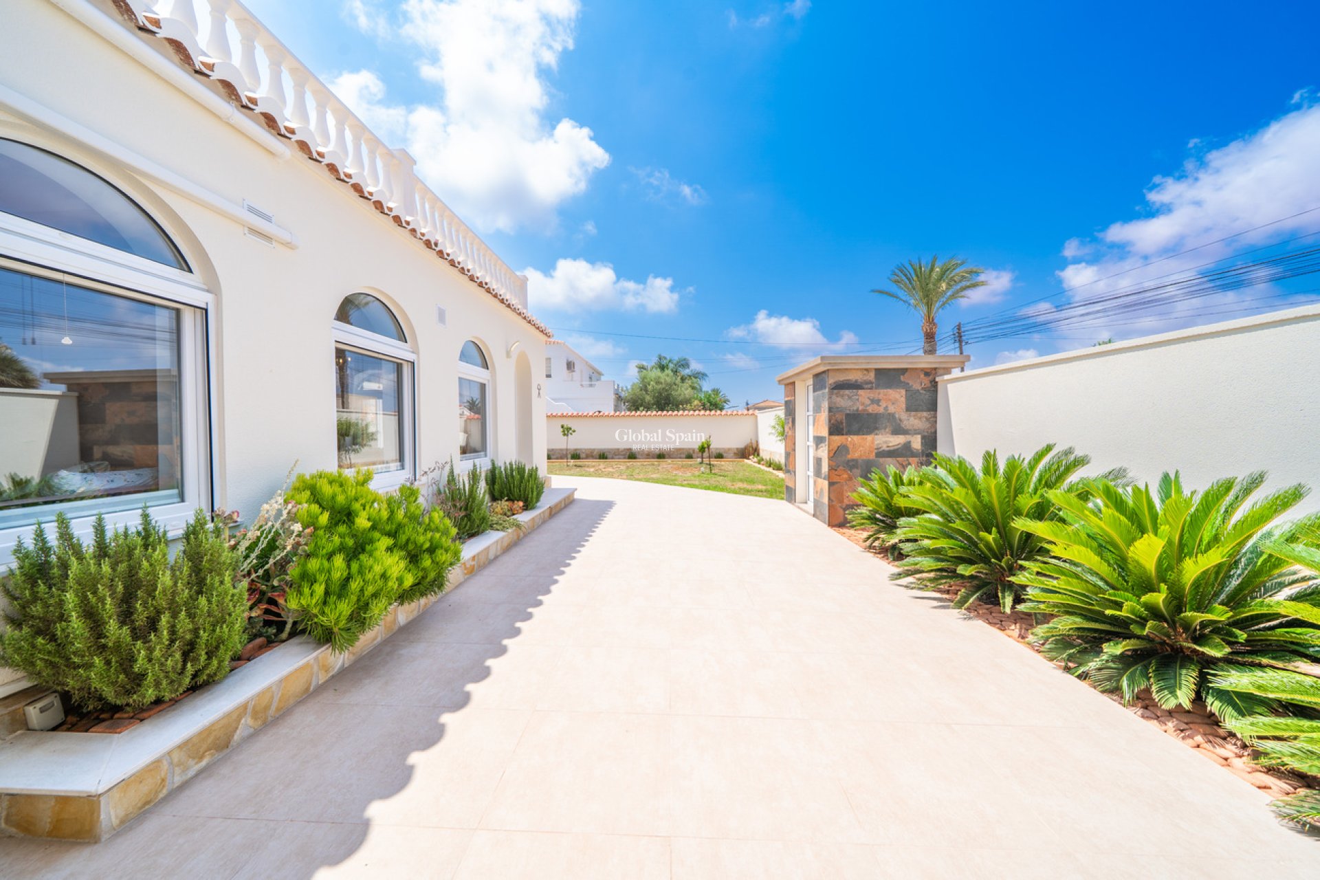 Odsprzedaż - WILLA  -
TORREVIEJA - 
