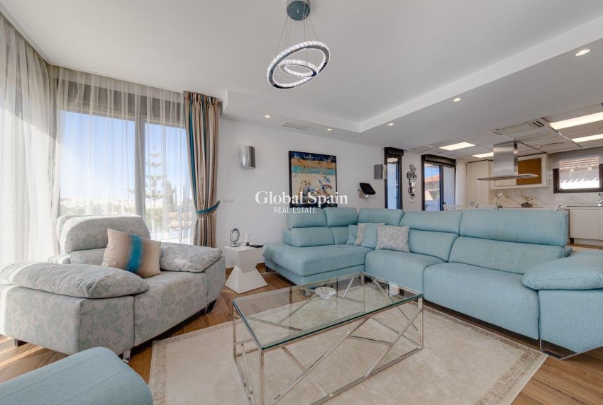 Odsprzedaż - WILLA  -
TORREVIEJA - 
