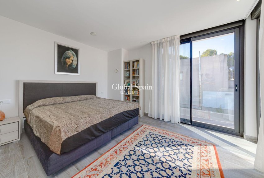 Odsprzedaż - WILLA  -
TORREVIEJA - 