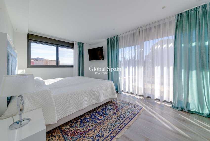 Odsprzedaż - WILLA  -
TORREVIEJA - 