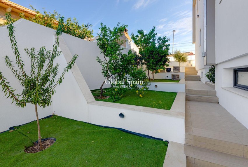 Odsprzedaż - WILLA  -
TORREVIEJA - 