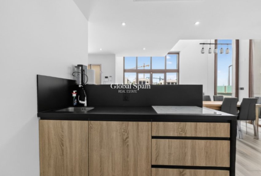 Odsprzedaż - WILLA  -
TORREVIEJA - 