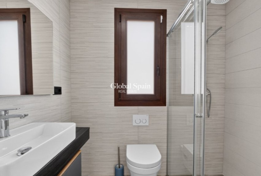 Odsprzedaż - WILLA  -
TORREVIEJA - 