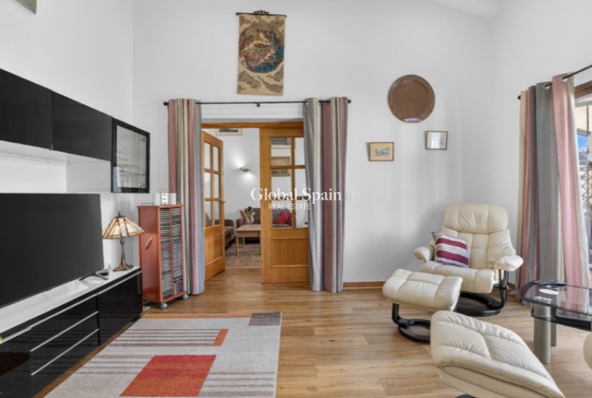 Odsprzedaż - WILLA  -
TORREVIEJA - 