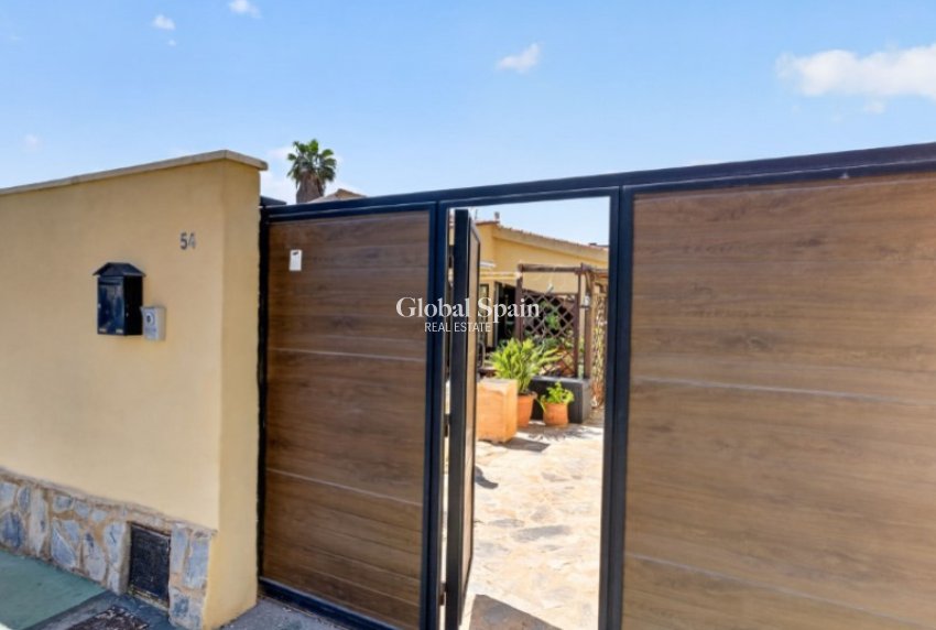 Odsprzedaż - WILLA  -
TORREVIEJA - 