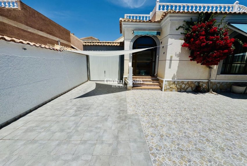 Odsprzedaż - WILLA  -
TORREVIEJA - 