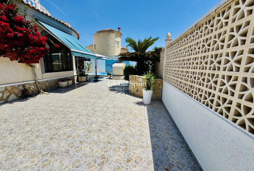 Odsprzedaż - WILLA  -
TORREVIEJA - 