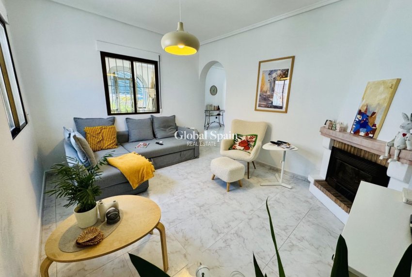 Odsprzedaż - WILLA  -
TORREVIEJA - 