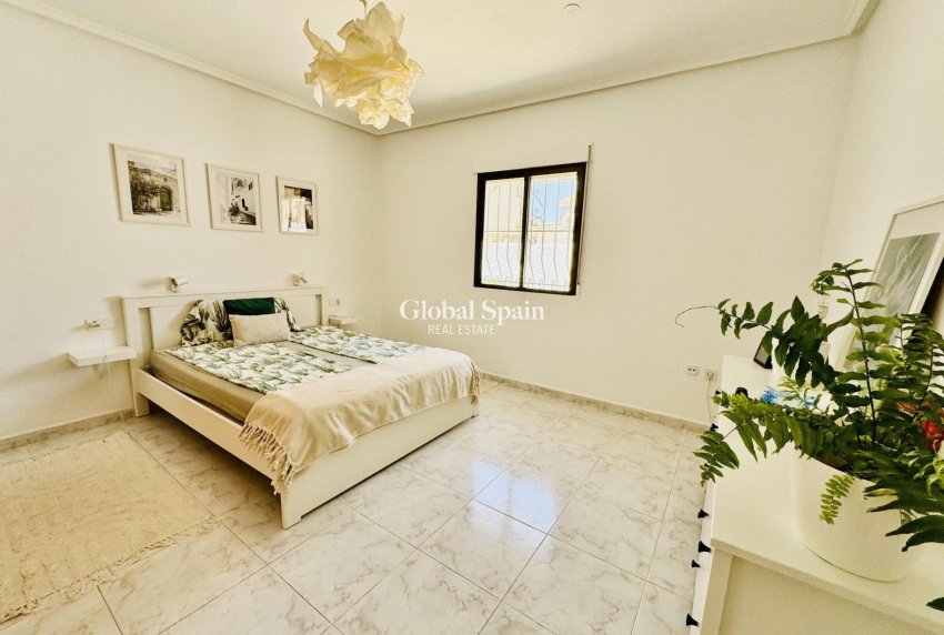 Odsprzedaż - WILLA  -
TORREVIEJA - 