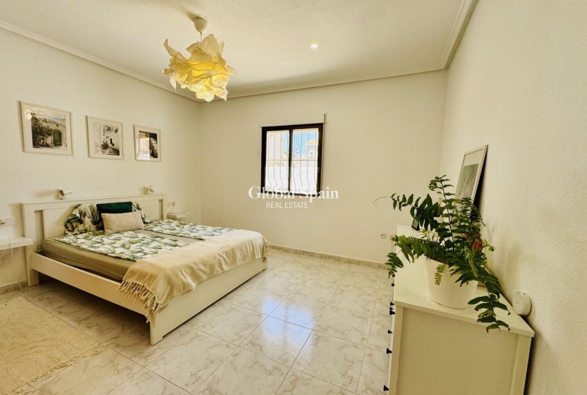 Odsprzedaż - WILLA  -
TORREVIEJA - 