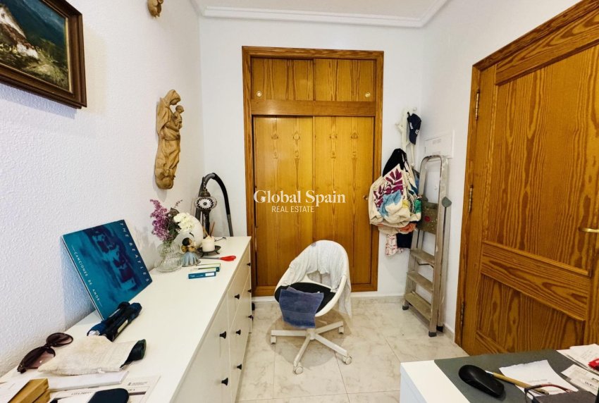 Odsprzedaż - WILLA  -
TORREVIEJA - 