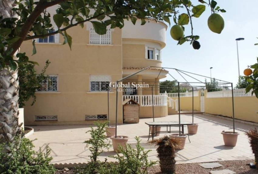 Odsprzedaż - WILLA  -
TORREVIEJA - 