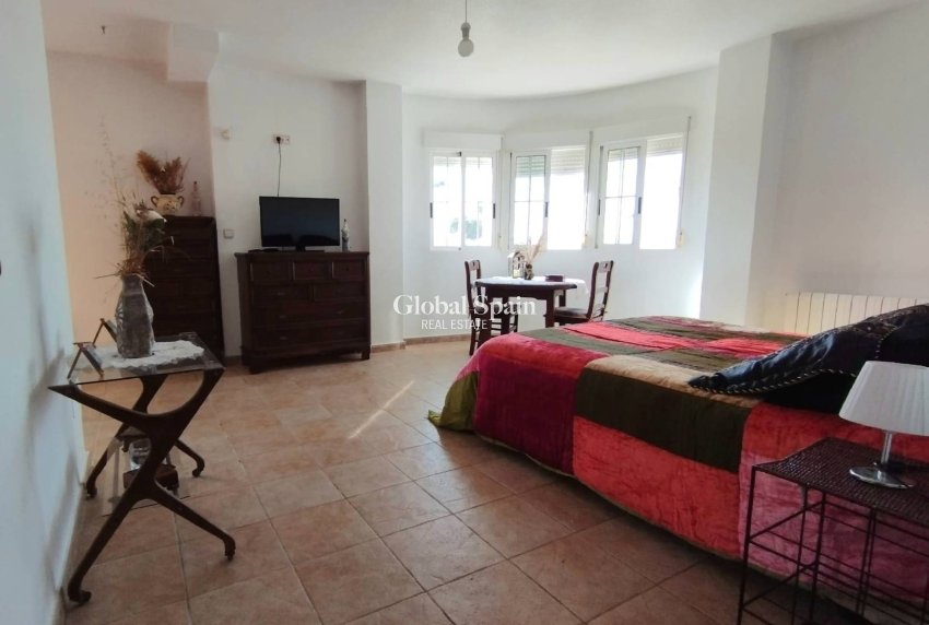 Odsprzedaż - WILLA  -
TORREVIEJA - 