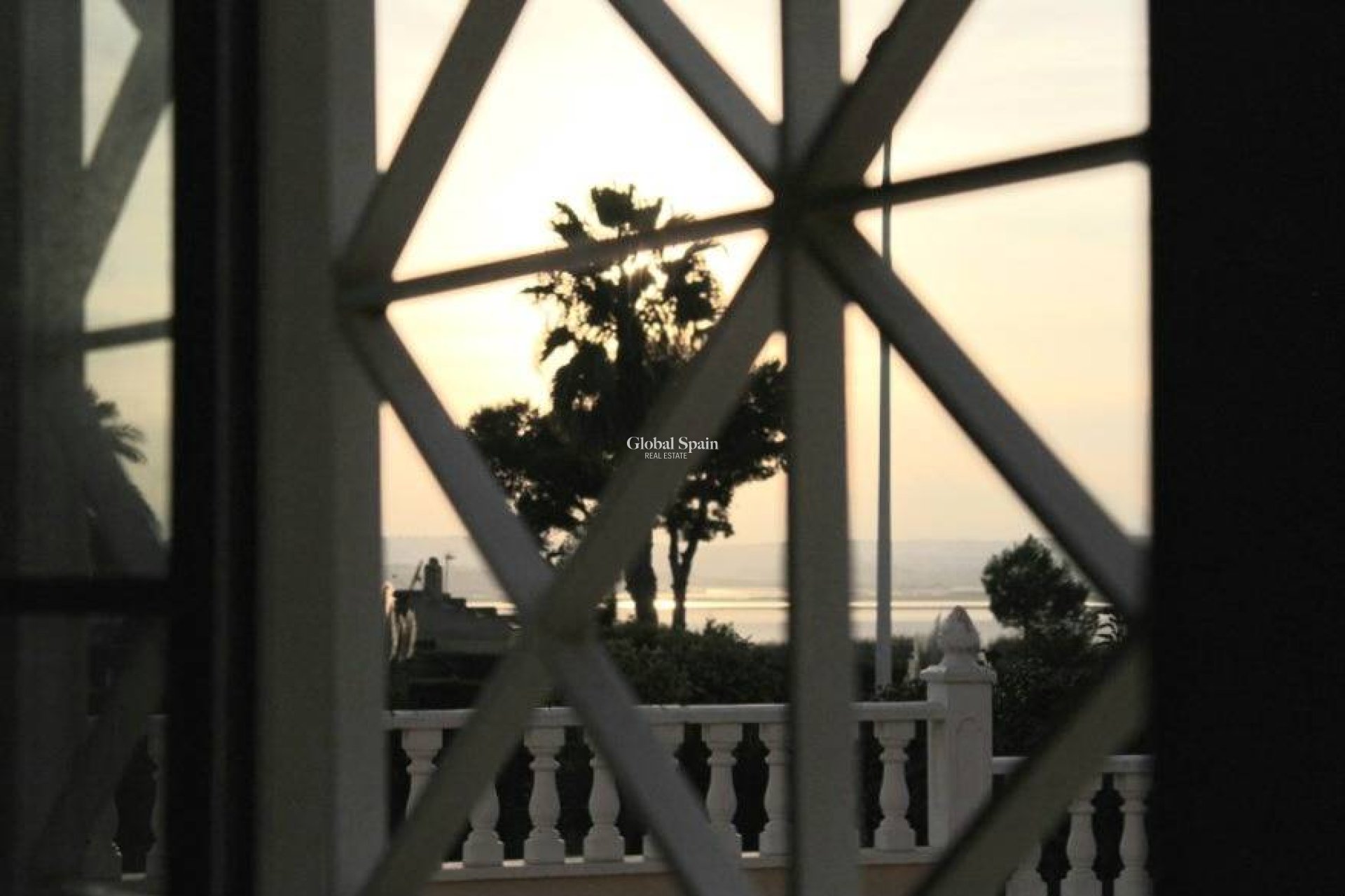 Odsprzedaż - WILLA  -
TORREVIEJA - 
