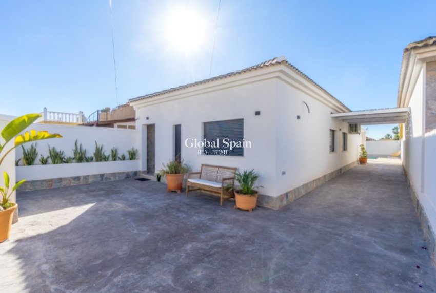 Odsprzedaż - WILLA  -
TORREVIEJA - 