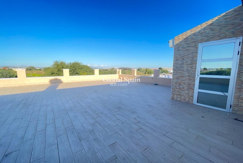 Odsprzedaż - WILLA  -
TORREVIEJA - 